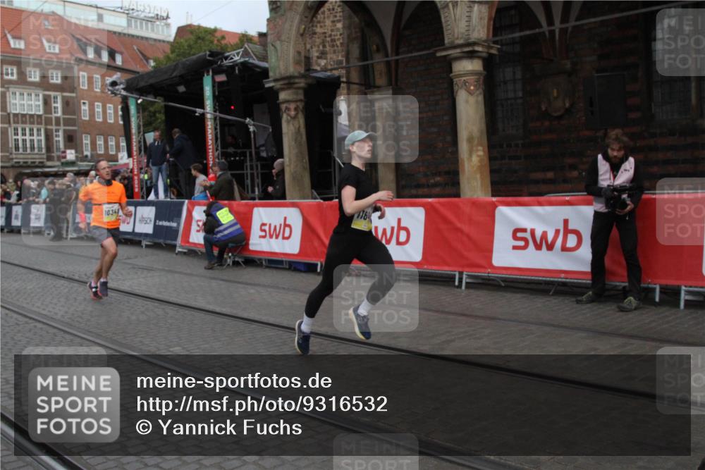05.10.2025 - 20. swb-Marathon Bremen Yannick Fuchs http://msf.ph/oto/9316532 05.10.2025 10:44:17 Ziel 10044, 10348, 10816, 11645, 11648 meine-sportfotos.de