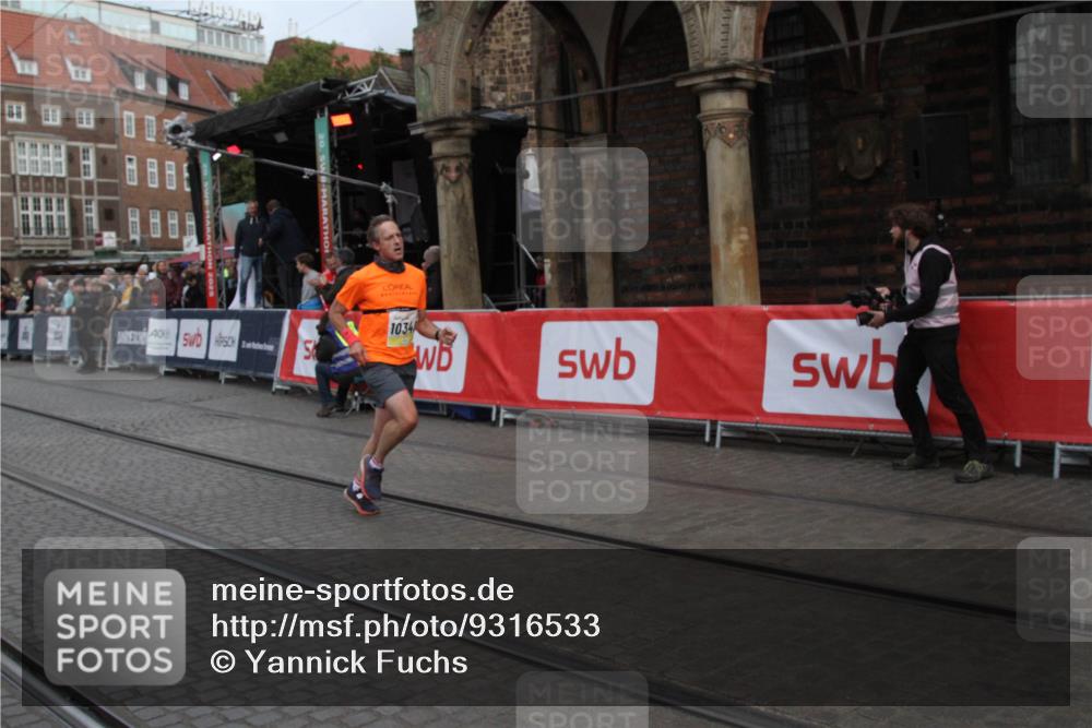 05.10.2025 - 20. swb-Marathon Bremen Yannick Fuchs http://msf.ph/oto/9316533 05.10.2025 10:44:18 Ziel 10044, 10348, 10816, 11648 meine-sportfotos.de