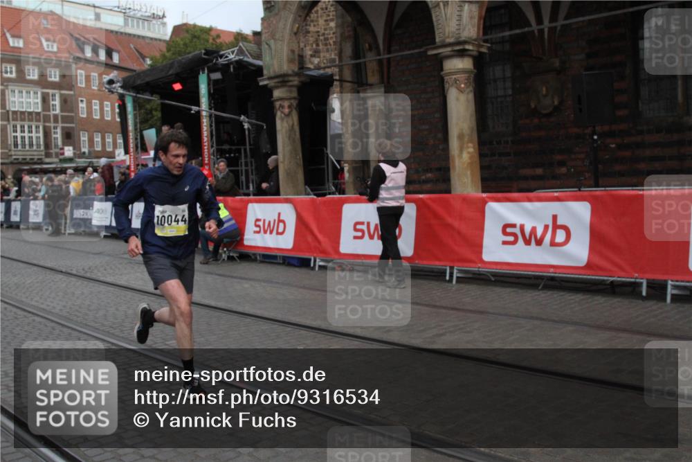 05.10.2025 - 20. swb-Marathon Bremen Yannick Fuchs http://msf.ph/oto/9316534 05.10.2025 10:44:20 Ziel 10044, 10816, 11659 meine-sportfotos.de