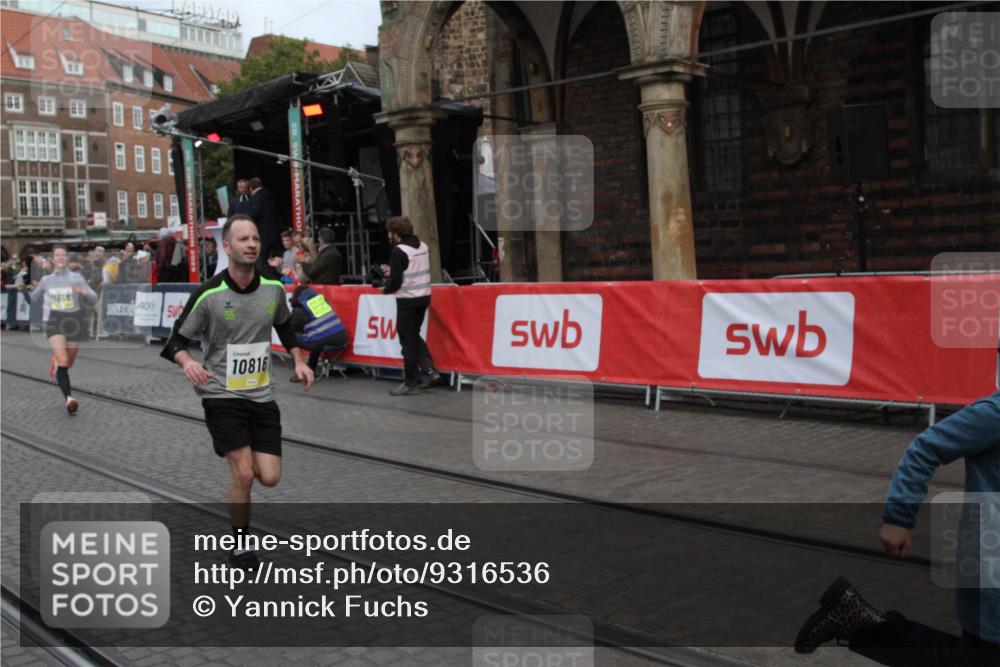 05.10.2025 - 20. swb-Marathon Bremen Yannick Fuchs http://msf.ph/oto/9316536 05.10.2025 10:44:23 Ziel 10816, 11659 meine-sportfotos.de