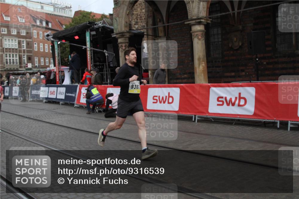 05.10.2025 - 20. swb-Marathon Bremen Yannick Fuchs http://msf.ph/oto/9316539 05.10.2025 10:44:31 Ziel 9361, 10505 meine-sportfotos.de