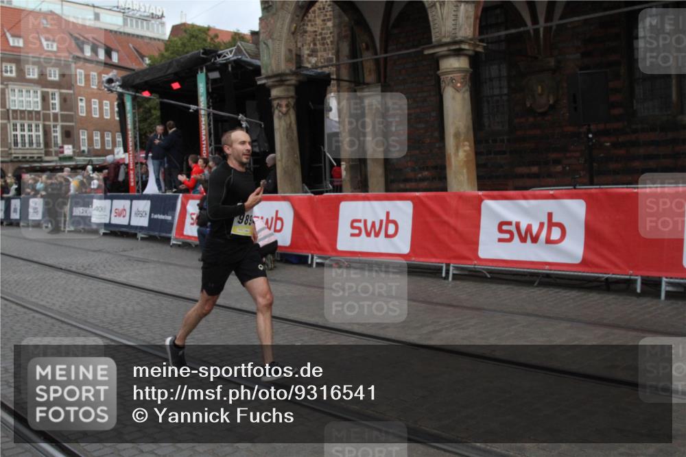 05.10.2025 - 20. swb-Marathon Bremen Yannick Fuchs http://msf.ph/oto/9316541 05.10.2025 10:44:41 Ziel 9897, 10554, 11666 meine-sportfotos.de