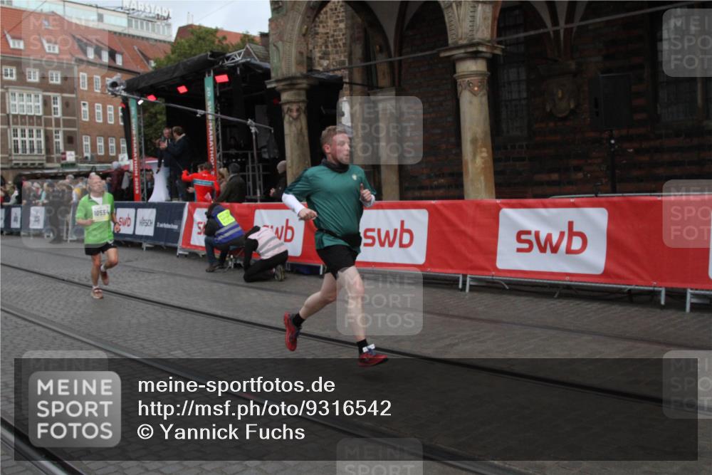 05.10.2025 - 20. swb-Marathon Bremen Yannick Fuchs http://msf.ph/oto/9316542 05.10.2025 10:44:43 Ziel 10092, 10554, 11666, 11714 meine-sportfotos.de
