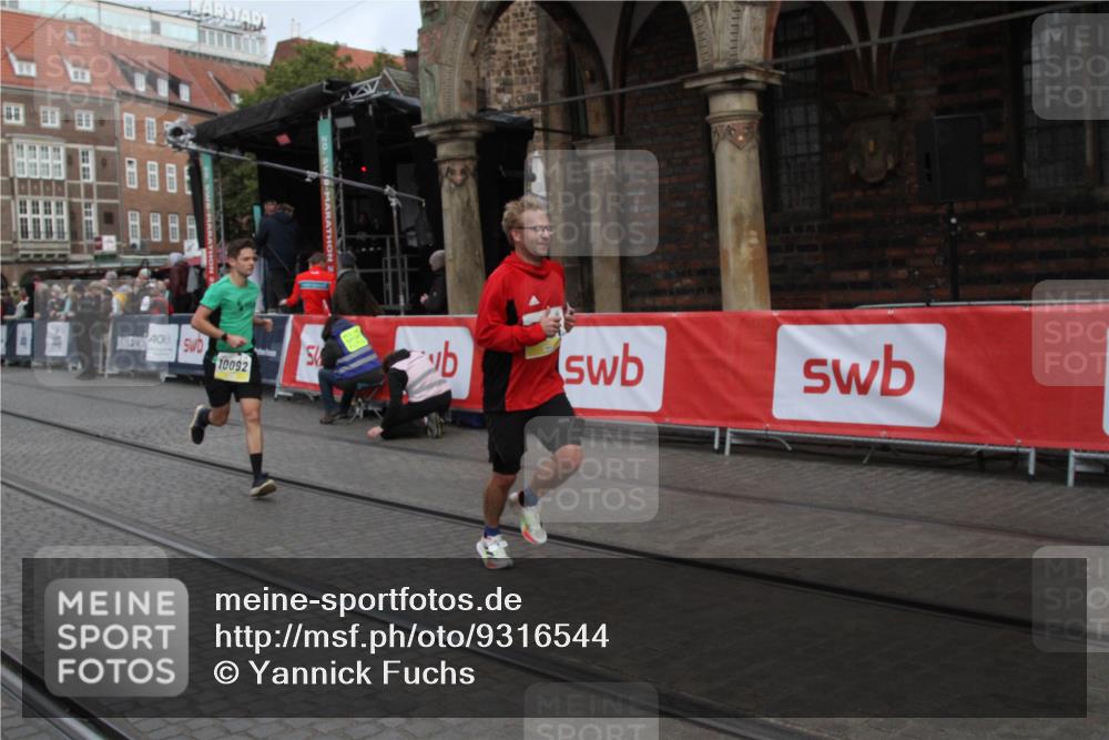 05.10.2025 - 20. swb-Marathon Bremen Yannick Fuchs http://msf.ph/oto/9316544 05.10.2025 10:44:47 Ziel 9878, 10092, 10306, 11714 meine-sportfotos.de