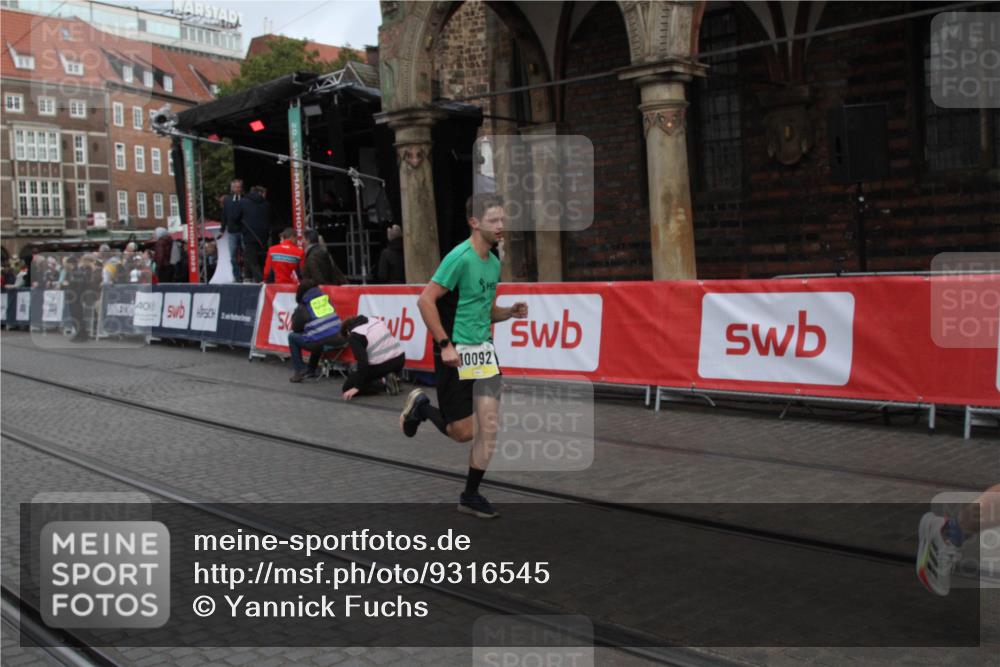 05.10.2025 - 20. swb-Marathon Bremen Yannick Fuchs http://msf.ph/oto/9316545 05.10.2025 10:44:48 Ziel 9878, 10092, 10306, 11714 meine-sportfotos.de