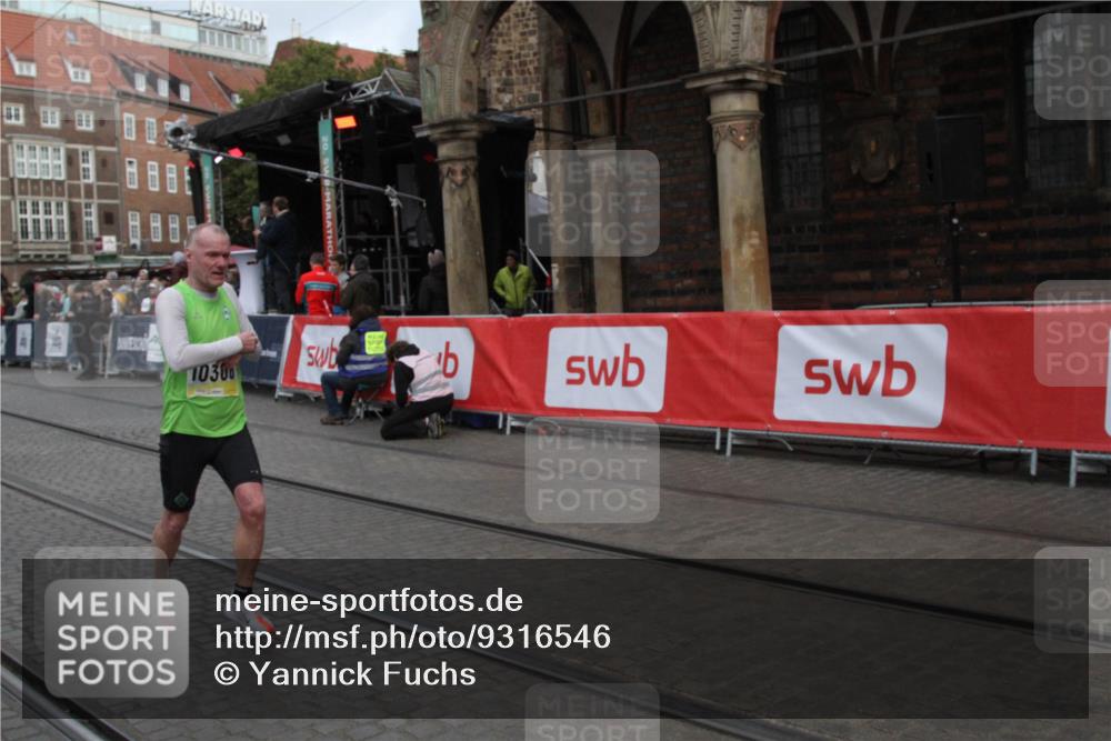 05.10.2025 - 20. swb-Marathon Bremen Yannick Fuchs http://msf.ph/oto/9316546 05.10.2025 10:44:50 Ziel 9878, 10306 meine-sportfotos.de