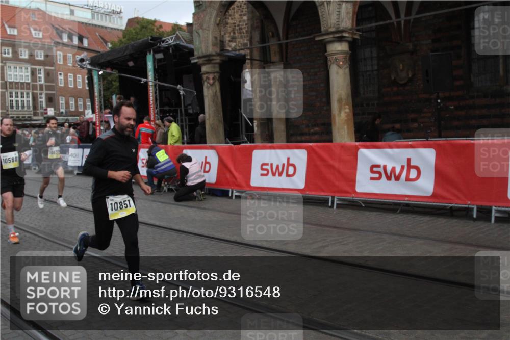 05.10.2025 - 20. swb-Marathon Bremen Yannick Fuchs http://msf.ph/oto/9316548 05.10.2025 10:45:02 Ziel 9590, 9678, 10568, 10633, 10851, 11362 meine-sportfotos.de