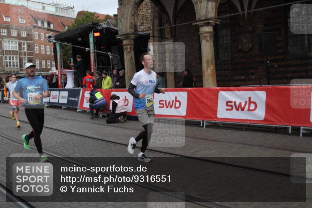 05.10.2025 - 20. swb-Marathon Bremen Yannick Fuchs http://msf.ph/oto/9316551 05.10.2025 10:45:07 Ziel 9202, 9678, 11362, 11715 meine-sportfotos.de