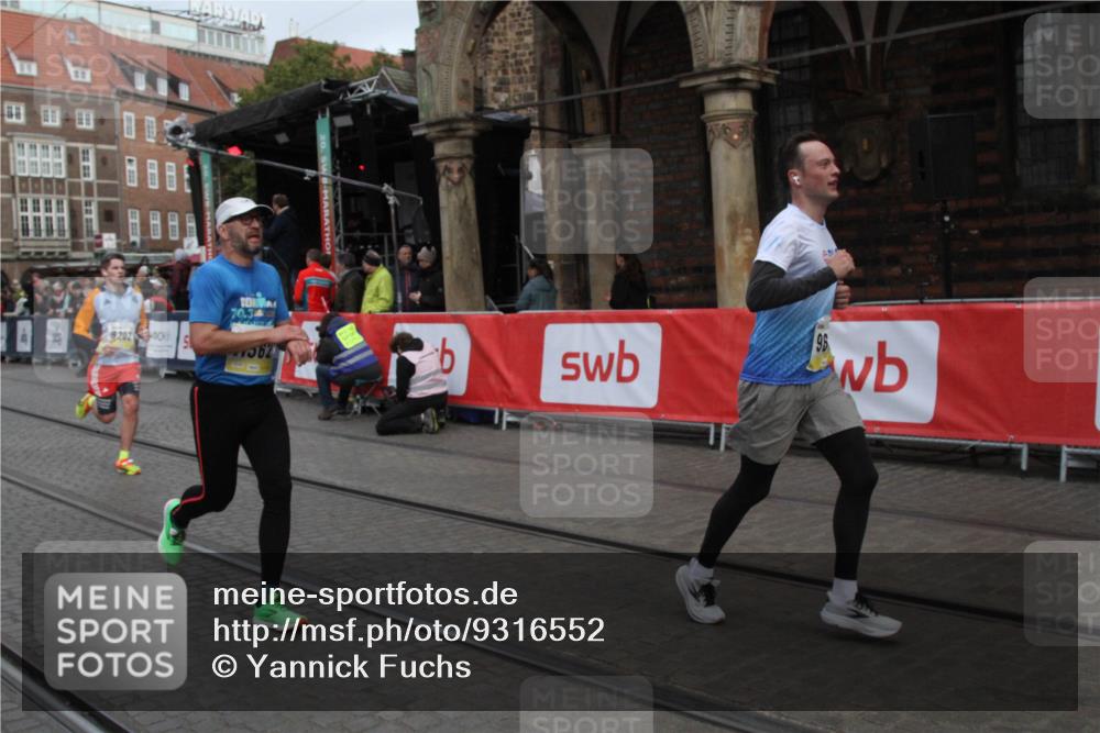 05.10.2025 - 20. swb-Marathon Bremen Yannick Fuchs http://msf.ph/oto/9316552 05.10.2025 10:45:07 Ziel 9202, 9678, 11362, 11715 meine-sportfotos.de