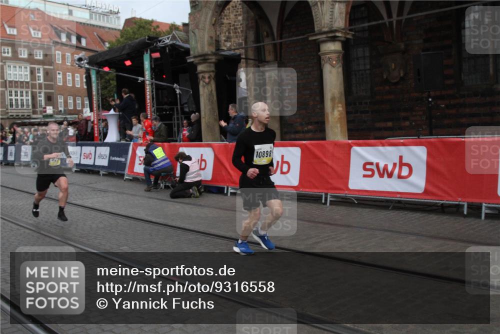 05.10.2025 - 20. swb-Marathon Bremen Yannick Fuchs http://msf.ph/oto/9316558 05.10.2025 10:45:22 Ziel 9290, 9963, 10634, 10898 meine-sportfotos.de