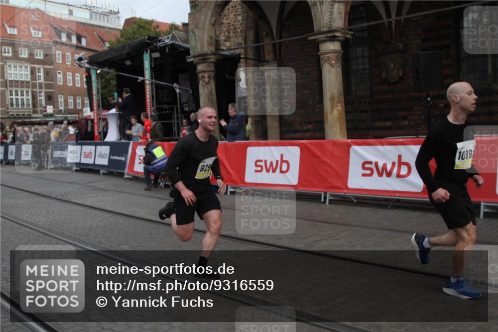 05.10.2025 - 20. swb-Marathon Bremen Yannick Fuchs http://msf.ph/oto/9316559 05.10.2025 10:45:23 Ziel 9290, 9396, 9885, 9963, 10634, 10898 meine-sportfotos.de