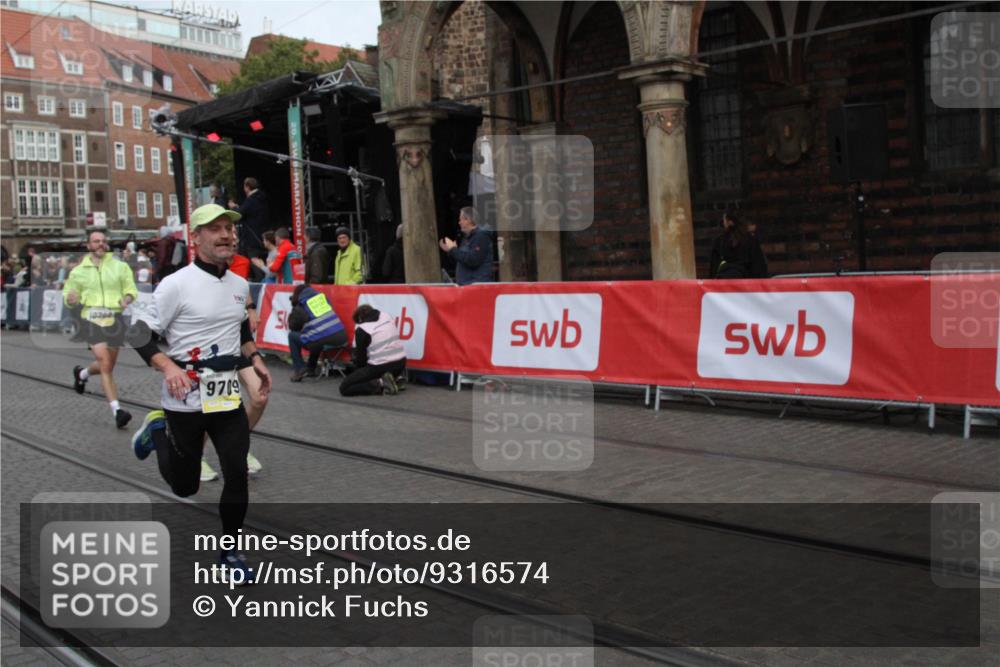 05.10.2025 - 20. swb-Marathon Bremen Yannick Fuchs http://msf.ph/oto/9316574 05.10.2025 10:45:47 Ziel 28, 9709, 10350, 10639, 10792, 10823 meine-sportfotos.de