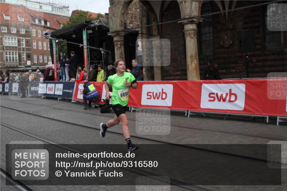 05.10.2025 - 20. swb-Marathon Bremen Yannick Fuchs http://msf.ph/oto/9316580 05.10.2025 10:45:54 Ziel 9285, 9960 meine-sportfotos.de