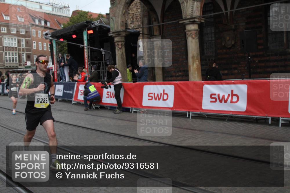 05.10.2025 - 20. swb-Marathon Bremen Yannick Fuchs http://msf.ph/oto/9316581 05.10.2025 10:45:59 Ziel 9285, 9397, 9876, 10773, 11617 meine-sportfotos.de