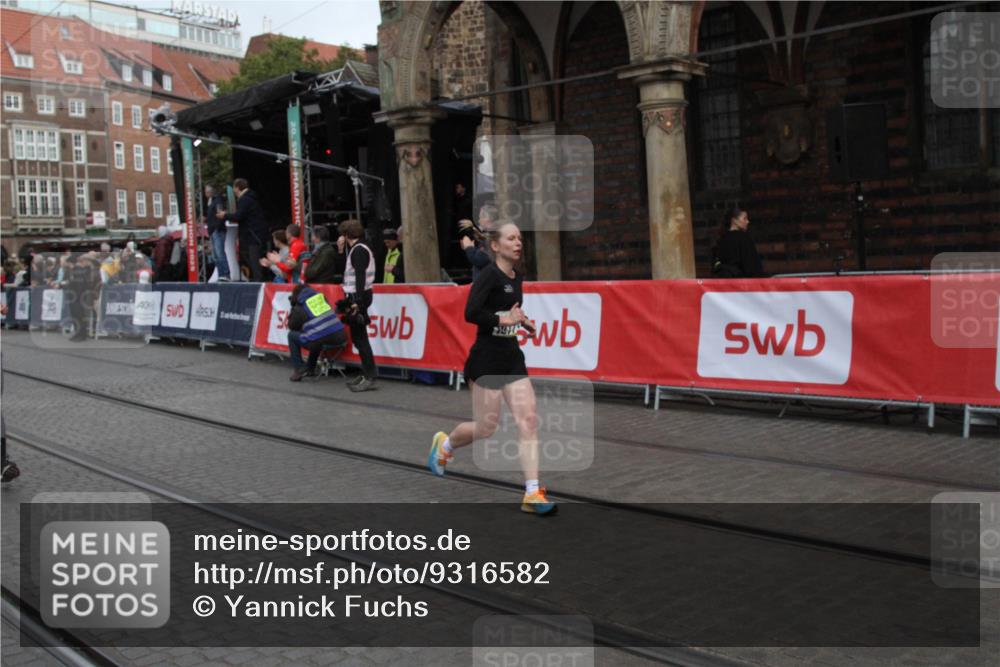 05.10.2025 - 20. swb-Marathon Bremen Yannick Fuchs http://msf.ph/oto/9316582 05.10.2025 10:46:01 Ziel 9397, 9876, 10090, 10773, 11617 meine-sportfotos.de