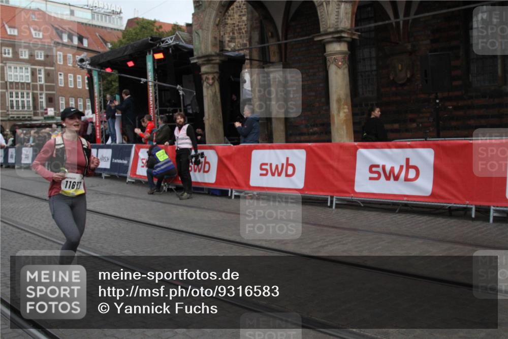 05.10.2025 - 20. swb-Marathon Bremen Yannick Fuchs http://msf.ph/oto/9316583 05.10.2025 10:46:02 Ziel 9397, 9876, 10090, 11617 meine-sportfotos.de