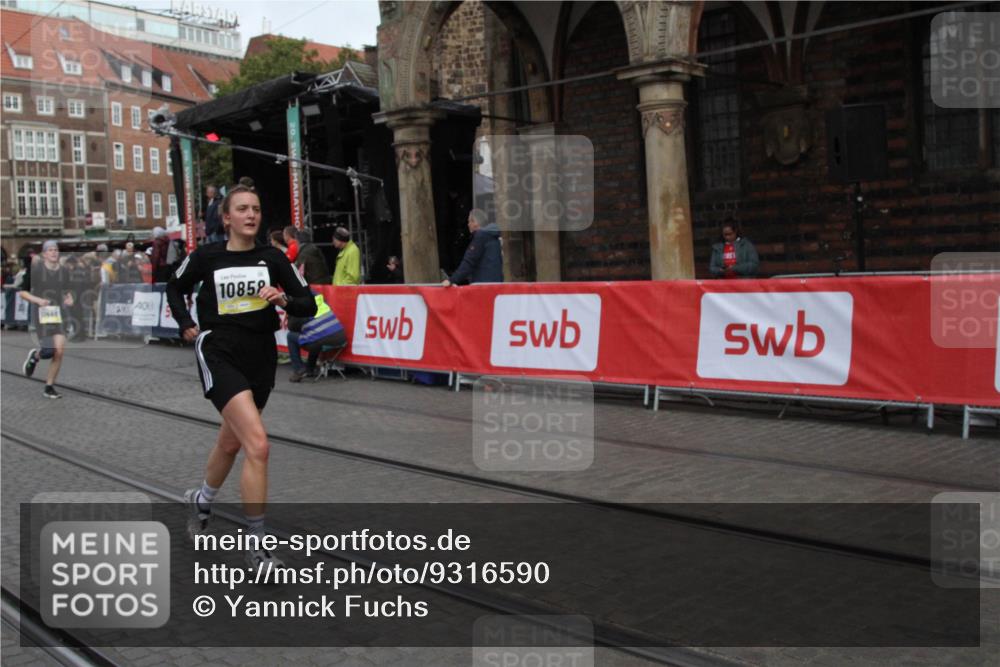 05.10.2025 - 20. swb-Marathon Bremen Yannick Fuchs http://msf.ph/oto/9316590 05.10.2025 10:46:14 Ziel 10858, 11446 meine-sportfotos.de