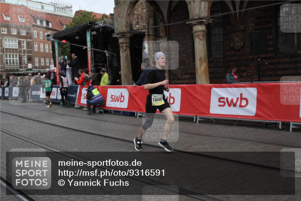 05.10.2025 - 20. swb-Marathon Bremen Yannick Fuchs http://msf.ph/oto/9316591 05.10.2025 10:46:16 Ziel 9351, 9362, 11446 meine-sportfotos.de