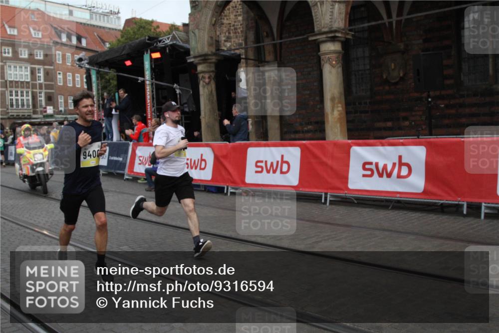 05.10.2025 - 20. swb-Marathon Bremen Yannick Fuchs http://msf.ph/oto/9316594 05.10.2025 10:46:26 Ziel 9400, 9921, 11462 meine-sportfotos.de