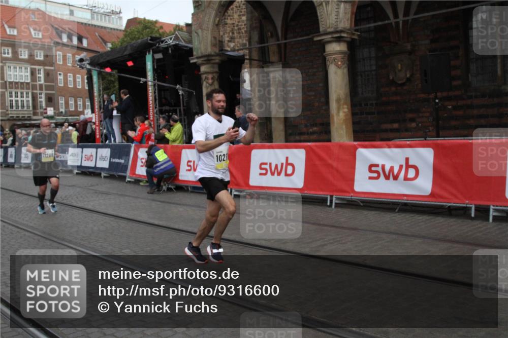05.10.2025 - 20. swb-Marathon Bremen Yannick Fuchs http://msf.ph/oto/9316600 05.10.2025 10:46:43 Ziel 9366, 9961, 10268, 10411, 11268, 11327 meine-sportfotos.de