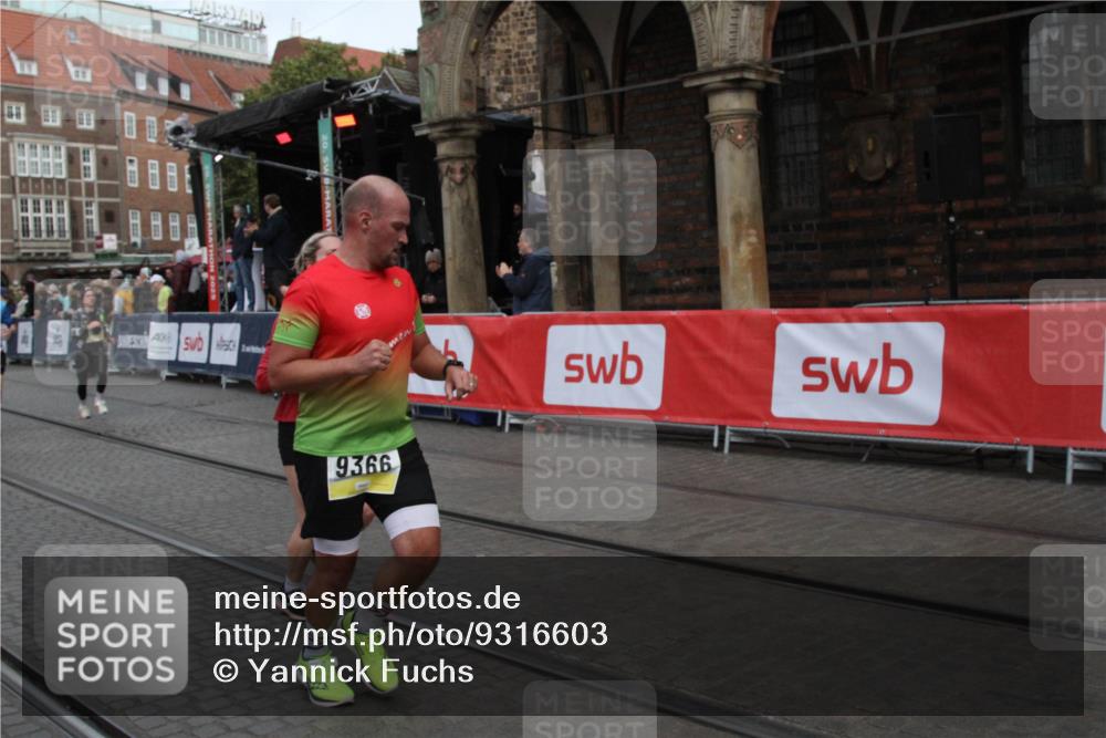 05.10.2025 - 20. swb-Marathon Bremen Yannick Fuchs http://msf.ph/oto/9316603 05.10.2025 10:46:46 Ziel 9366, 9961, 10411, 11327 meine-sportfotos.de
