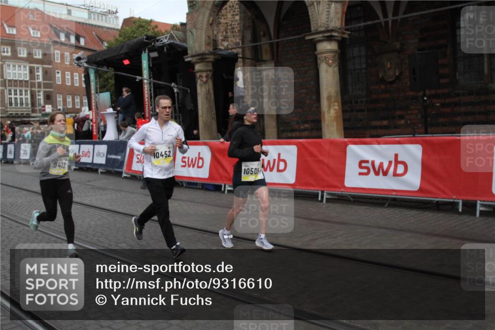 05.10.2025 - 20. swb-Marathon Bremen Yannick Fuchs http://msf.ph/oto/9316610 05.10.2025 10:47:04 Ziel 9413, 10452, 10509, 10789 meine-sportfotos.de