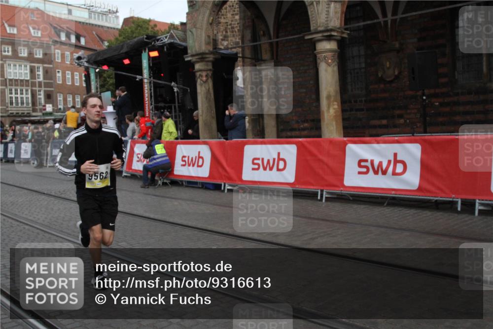 05.10.2025 - 20. swb-Marathon Bremen Yannick Fuchs http://msf.ph/oto/9316613 05.10.2025 10:47:11 Ziel 9546, 9562 meine-sportfotos.de