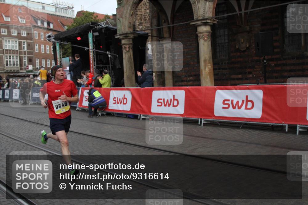 05.10.2025 - 20. swb-Marathon Bremen Yannick Fuchs http://msf.ph/oto/9316614 05.10.2025 10:47:15 Ziel 9411, 9546 meine-sportfotos.de