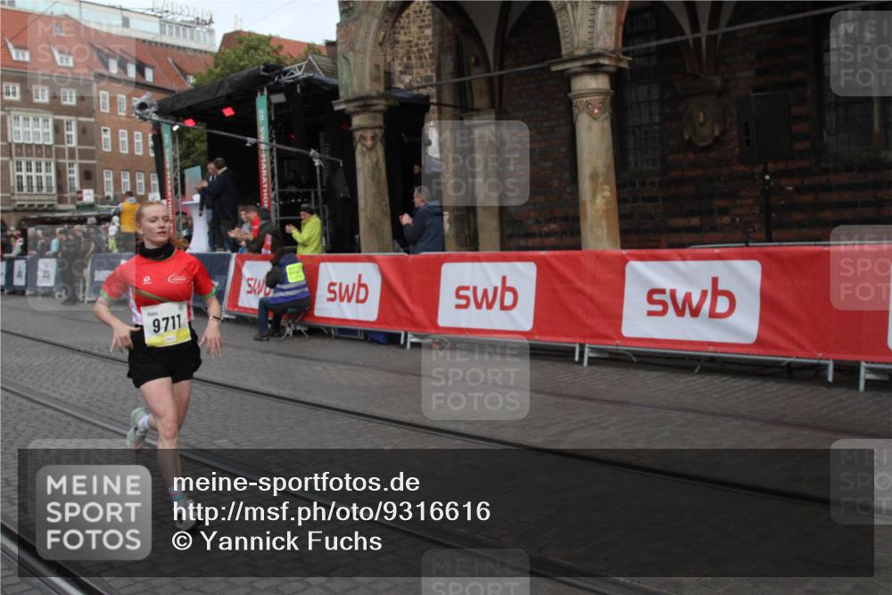 05.10.2025 - 20. swb-Marathon Bremen Yannick Fuchs http://msf.ph/oto/9316616 05.10.2025 10:47:21 Ziel 9670, 9711 meine-sportfotos.de