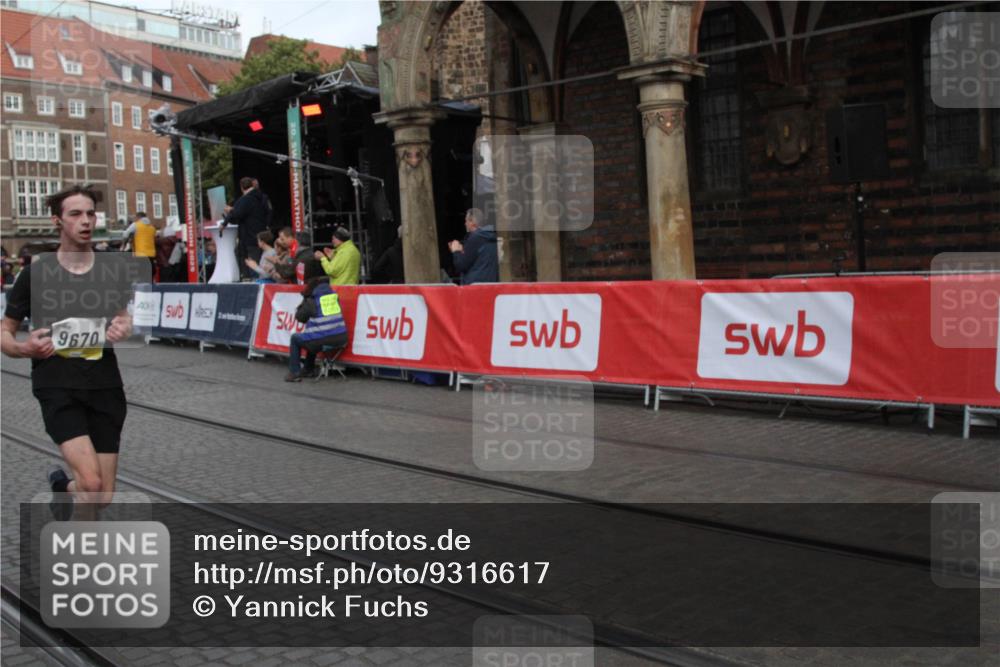 05.10.2025 - 20. swb-Marathon Bremen Yannick Fuchs http://msf.ph/oto/9316617 05.10.2025 10:47:26 Ziel 9428, 9670, 10637, 10667, 11498, 11705 meine-sportfotos.de