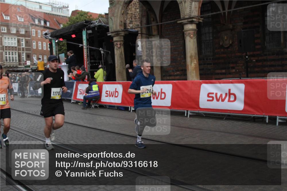 05.10.2025 - 20. swb-Marathon Bremen Yannick Fuchs http://msf.ph/oto/9316618 05.10.2025 10:47:29 Ziel 9244, 9428, 10319, 10637, 10667, 10951, 11498, 11705, 11742 meine-sportfotos.de