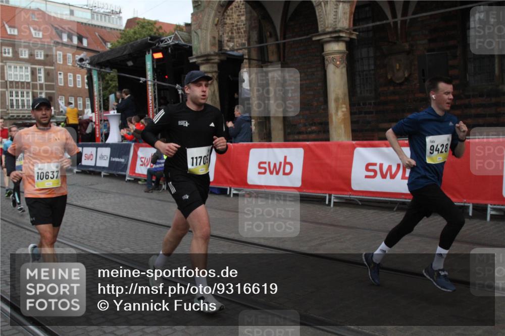 05.10.2025 - 20. swb-Marathon Bremen Yannick Fuchs http://msf.ph/oto/9316619 05.10.2025 10:47:30 Ziel 9244, 9428, 10319, 10637, 10667, 10951, 11498, 11705, 11742 meine-sportfotos.de