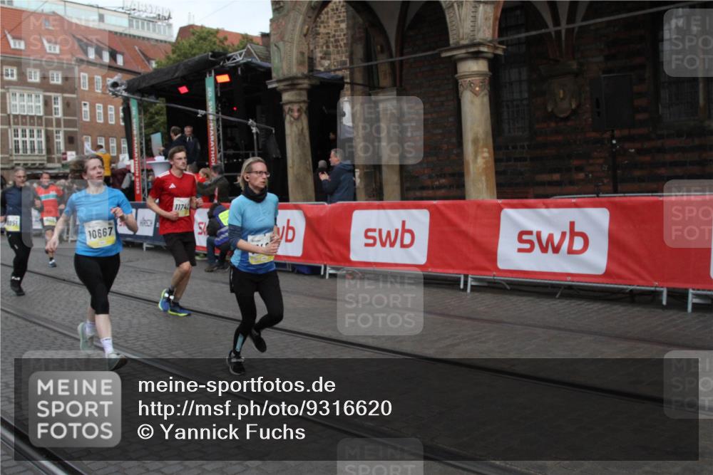 05.10.2025 - 20. swb-Marathon Bremen Yannick Fuchs http://msf.ph/oto/9316620 05.10.2025 10:47:31 Ziel 9244, 10319, 10637, 10667, 10951, 11498, 11742 meine-sportfotos.de