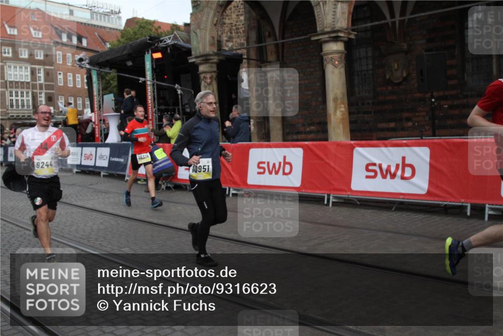 05.10.2025 - 20. swb-Marathon Bremen Yannick Fuchs http://msf.ph/oto/9316623 05.10.2025 10:47:33 Ziel 9244, 10319, 10951, 11742 meine-sportfotos.de