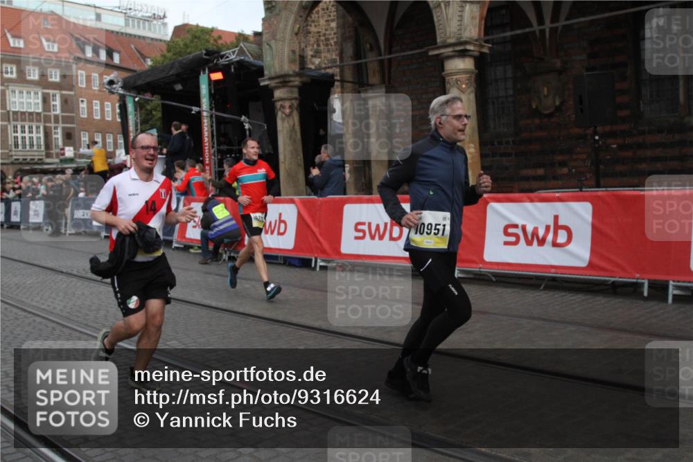 05.10.2025 - 20. swb-Marathon Bremen Yannick Fuchs http://msf.ph/oto/9316624 05.10.2025 10:47:33 Ziel 9244, 10319, 10951, 11742 meine-sportfotos.de