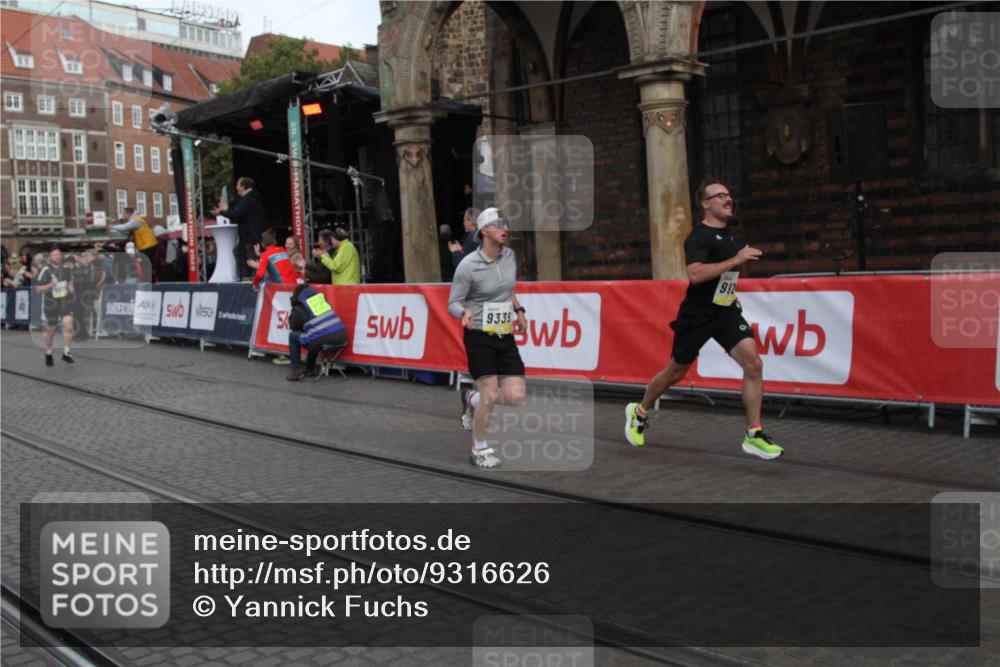 05.10.2025 - 20. swb-Marathon Bremen Yannick Fuchs http://msf.ph/oto/9316626 05.10.2025 10:47:39 Ziel 9339, 9924, 10073, 10850, 10875, 10947, 11330 meine-sportfotos.de