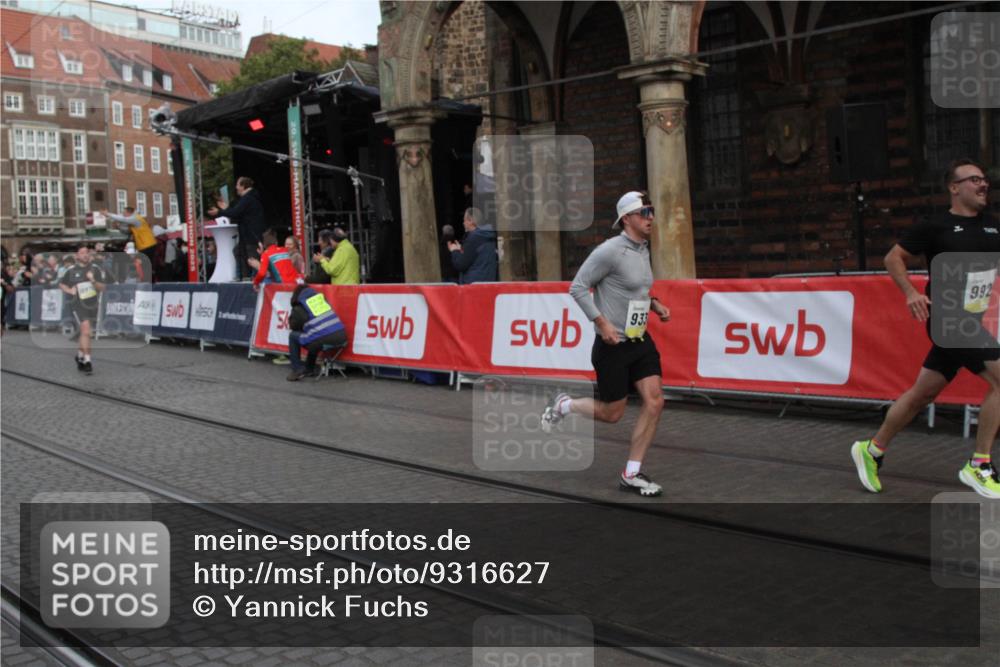 05.10.2025 - 20. swb-Marathon Bremen Yannick Fuchs http://msf.ph/oto/9316627 05.10.2025 10:47:40 Ziel 9339, 9924, 10073, 10850, 10875, 10947, 11330 meine-sportfotos.de