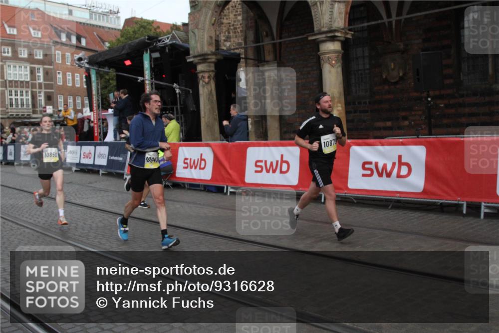 05.10.2025 - 20. swb-Marathon Bremen Yannick Fuchs http://msf.ph/oto/9316628 05.10.2025 10:47:43 Ziel 9377, 10073, 10676, 10850, 10875, 10947, 11330, 11409, 11708 meine-sportfotos.de