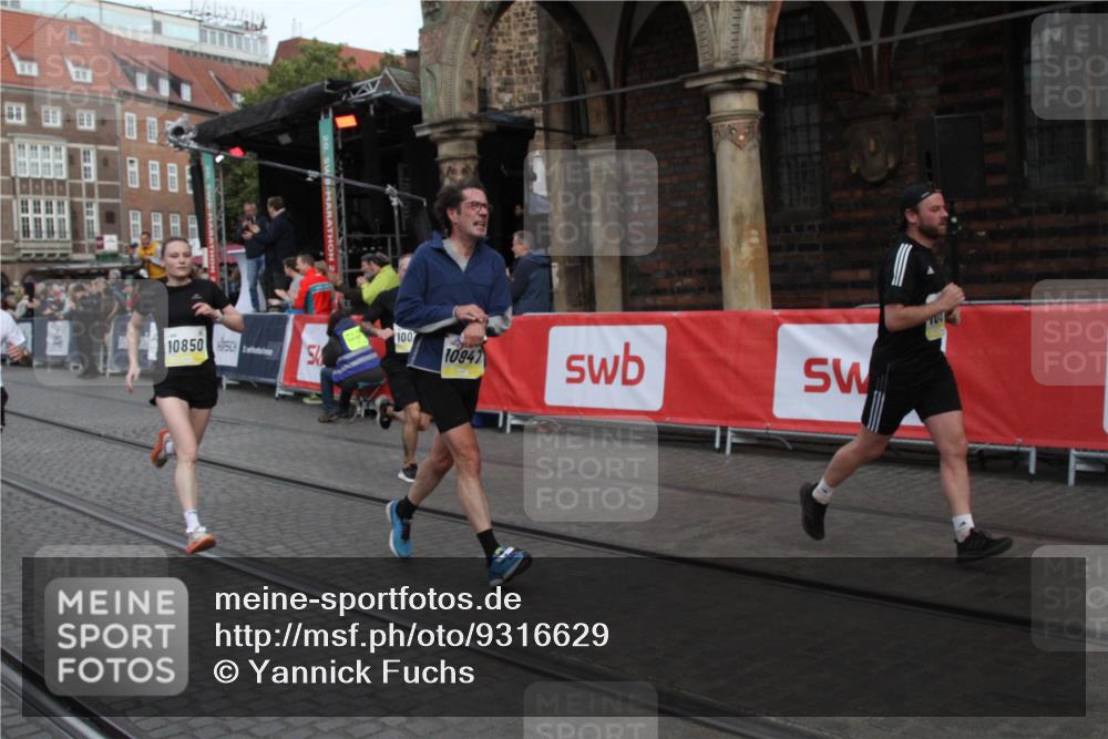 05.10.2025 - 20. swb-Marathon Bremen Yannick Fuchs http://msf.ph/oto/9316629 05.10.2025 10:47:43 Ziel 9377, 10073, 10676, 10850, 10875, 10947, 11330, 11409, 11708 meine-sportfotos.de
