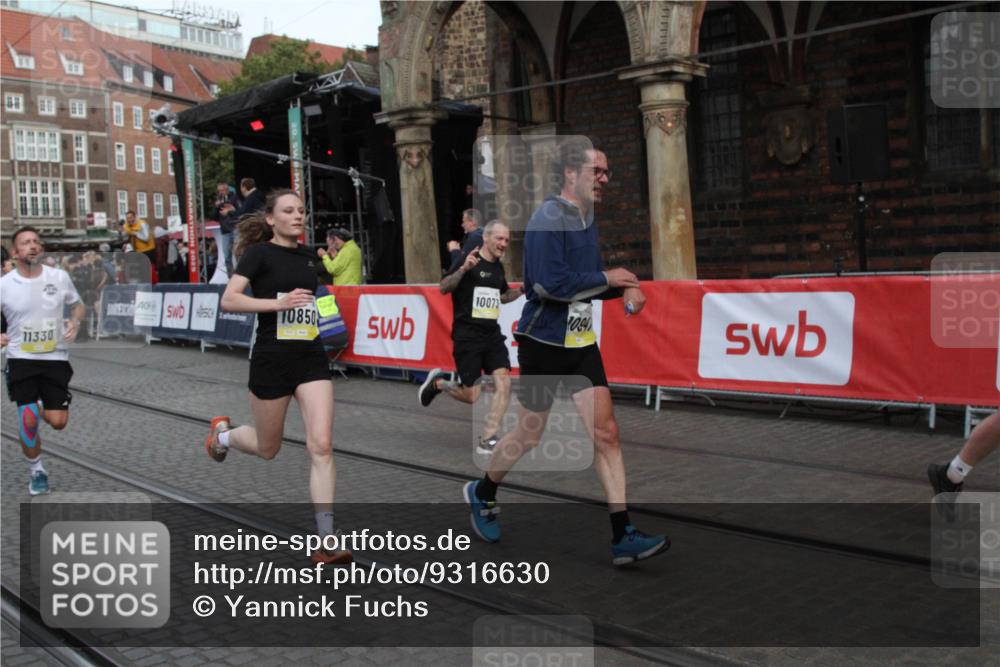 05.10.2025 - 20. swb-Marathon Bremen Yannick Fuchs http://msf.ph/oto/9316630 05.10.2025 10:47:43 Ziel 9377, 10073, 10676, 10850, 10875, 10947, 11330, 11409, 11708 meine-sportfotos.de