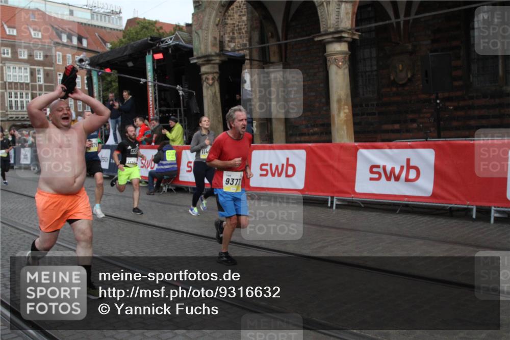 05.10.2025 - 20. swb-Marathon Bremen Yannick Fuchs http://msf.ph/oto/9316632 05.10.2025 10:47:46 Ziel 9377, 10062, 10676, 11244, 11409, 11708 meine-sportfotos.de