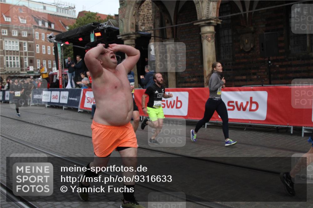 05.10.2025 - 20. swb-Marathon Bremen Yannick Fuchs http://msf.ph/oto/9316633 05.10.2025 10:47:47 Ziel 9377, 10062, 10382, 10601, 10676, 11244, 11409, 11708 meine-sportfotos.de