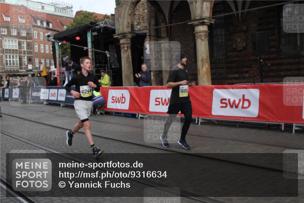 05.10.2025 - 20. swb-Marathon Bremen Yannick Fuchs http://msf.ph/oto/9316634 05.10.2025 10:47:50 Ziel 10062, 10382, 10601, 10929, 11244 meine-sportfotos.de