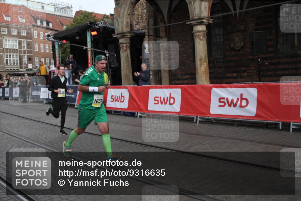 05.10.2025 - 20. swb-Marathon Bremen Yannick Fuchs http://msf.ph/oto/9316635 05.10.2025 10:47:52 Ziel 10382, 10601, 10929 meine-sportfotos.de