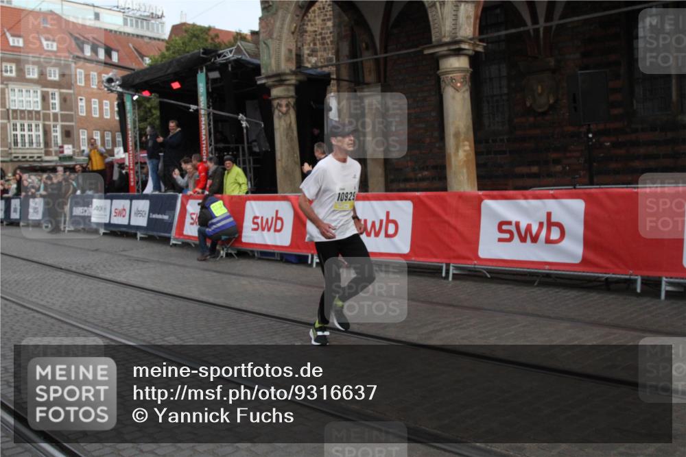 05.10.2025 - 20. swb-Marathon Bremen Yannick Fuchs http://msf.ph/oto/9316637 05.10.2025 10:47:55 Ziel 9929, 10089, 10929, 11628 meine-sportfotos.de