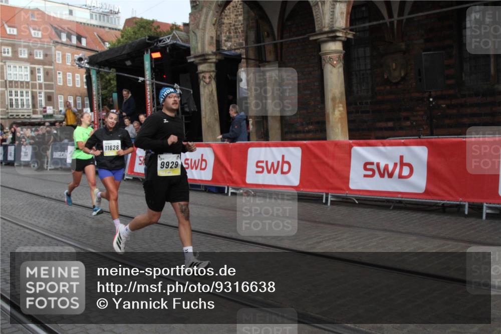 05.10.2025 - 20. swb-Marathon Bremen Yannick Fuchs http://msf.ph/oto/9316638 05.10.2025 10:47:59 Ziel 9929, 10089, 11187, 11628 meine-sportfotos.de