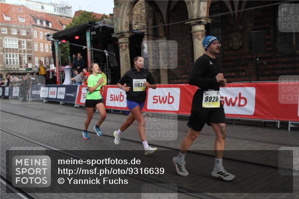 05.10.2025 - 20. swb-Marathon Bremen Yannick Fuchs http://msf.ph/oto/9316639 05.10.2025 10:48:00 Ziel 9929, 10089, 10266, 11187, 11628 meine-sportfotos.de