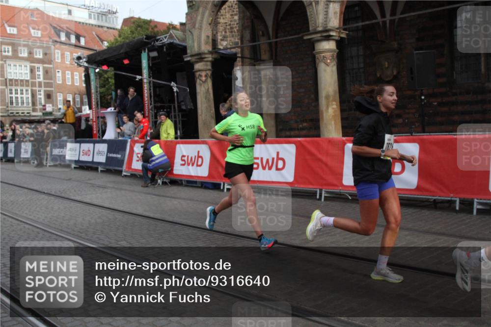05.10.2025 - 20. swb-Marathon Bremen Yannick Fuchs http://msf.ph/oto/9316640 05.10.2025 10:48:00 Ziel 9929, 10089, 10266, 11187, 11628 meine-sportfotos.de