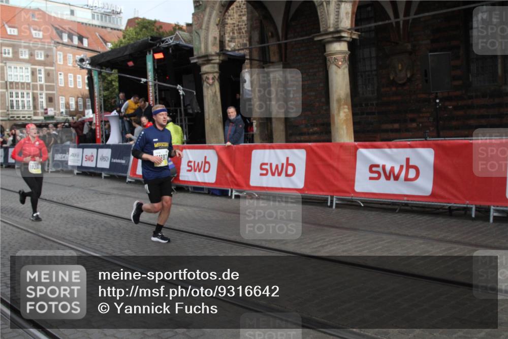 05.10.2025 - 20. swb-Marathon Bremen Yannick Fuchs http://msf.ph/oto/9316642 05.10.2025 10:48:04 Ziel 9240, 10266, 11187 meine-sportfotos.de