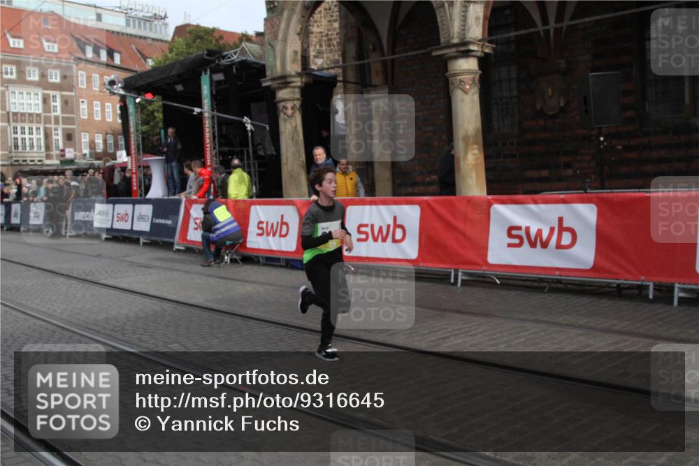 05.10.2025 - 20. swb-Marathon Bremen Yannick Fuchs http://msf.ph/oto/9316645 05.10.2025 10:48:07 Ziel 9240, 10392, 10818 meine-sportfotos.de
